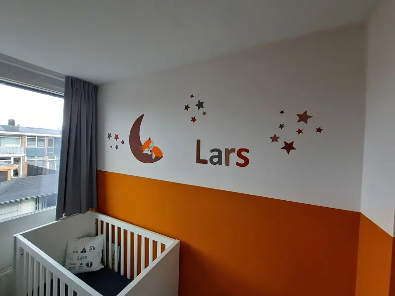 Terracotta babykamer met vosje op maan en behangletters